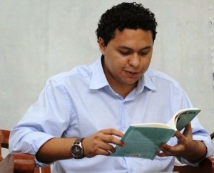 TALENTO LITERÁRIO: Livro de escritor de Quixeramobim faz sucesso em Quixadá